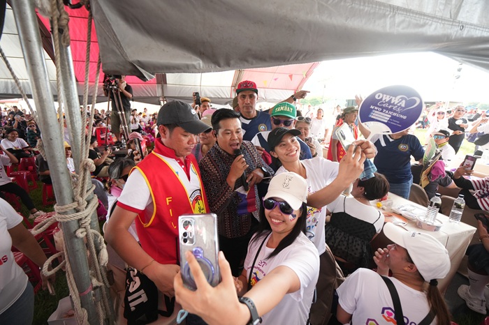 Marcelito Pomoy還走下舞台和粉絲合照互動,超級親民